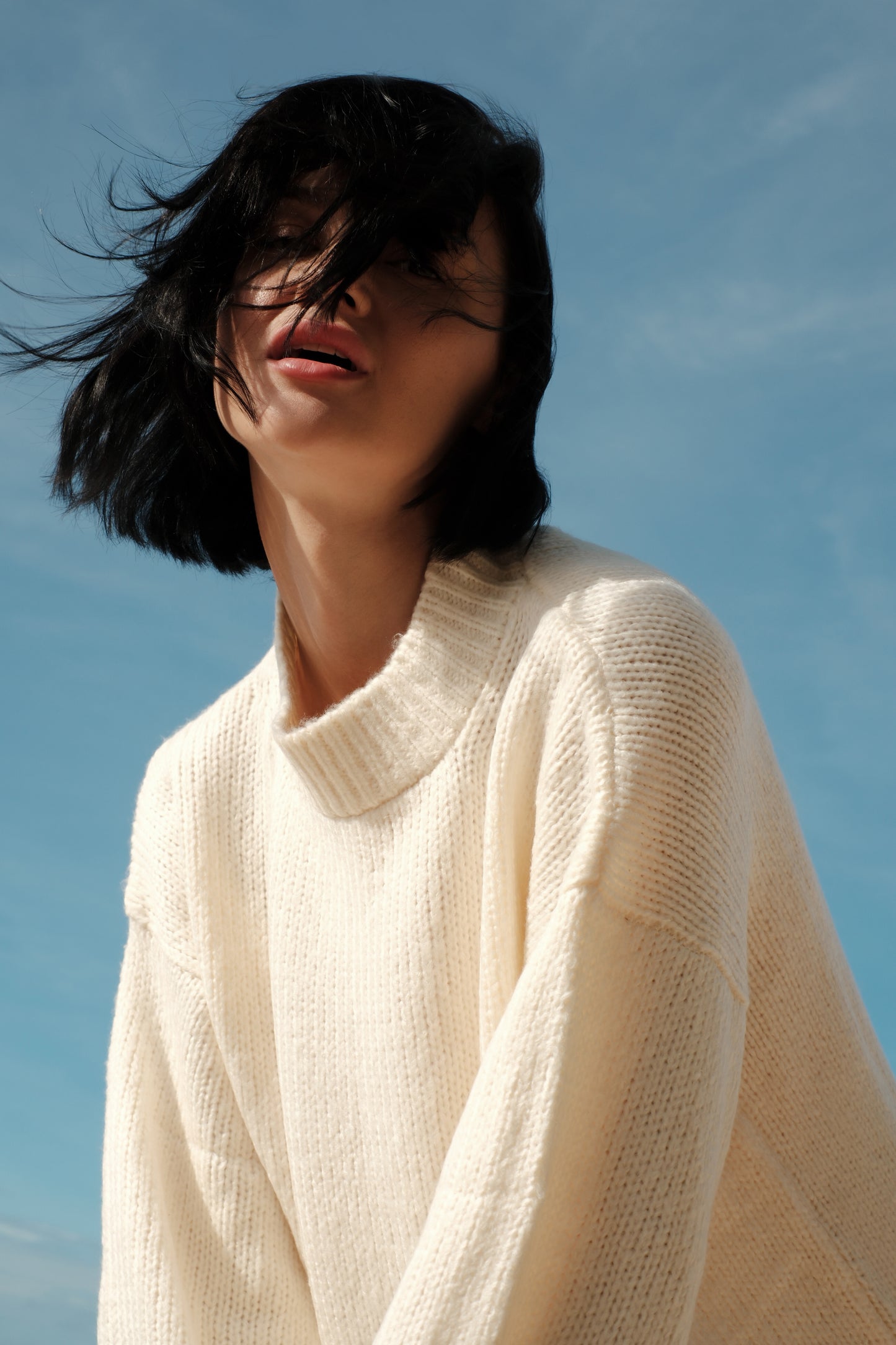 langer weißer Mohairpullover