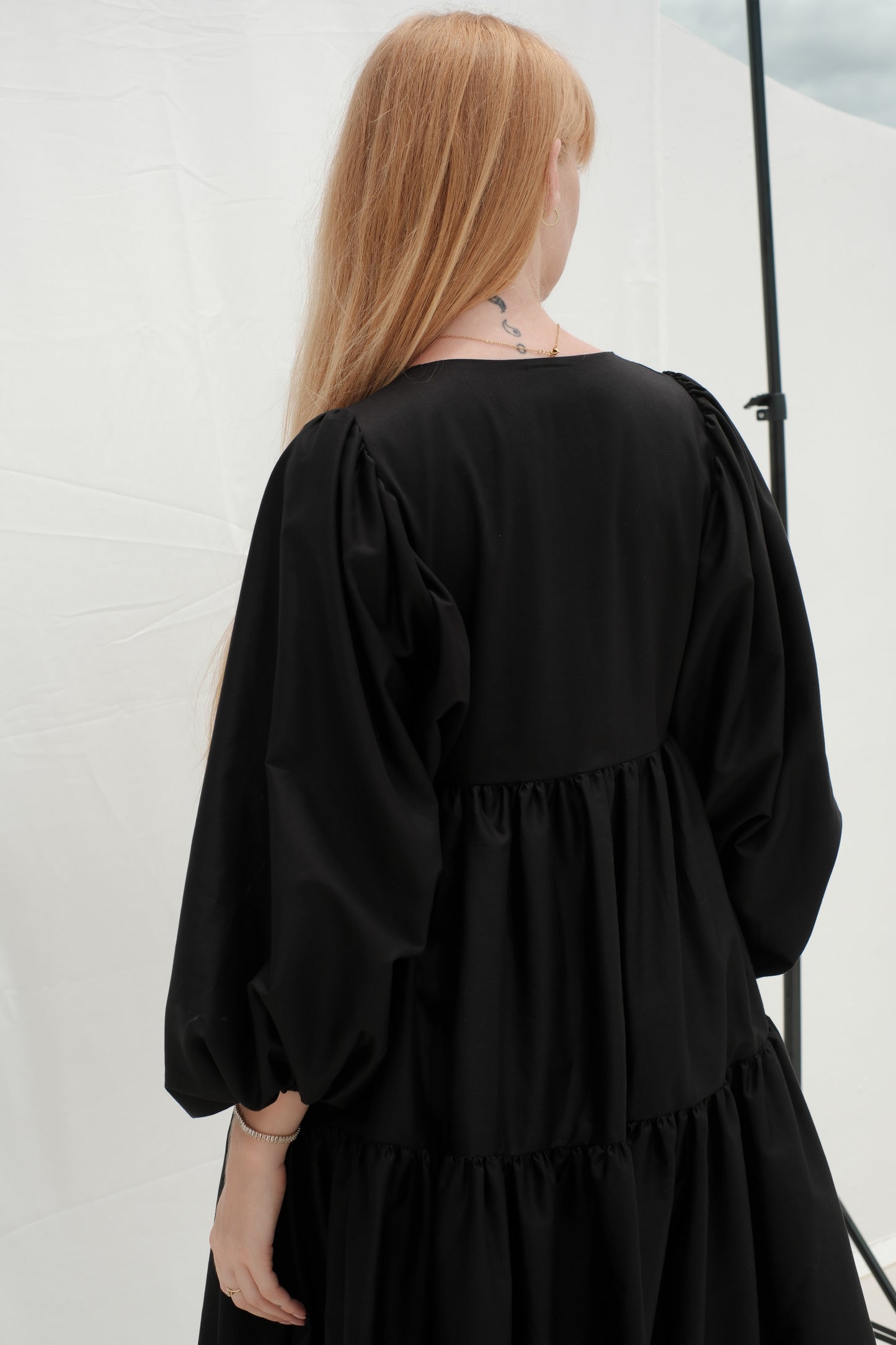 Schwarzes Kleid mit Faltenrock