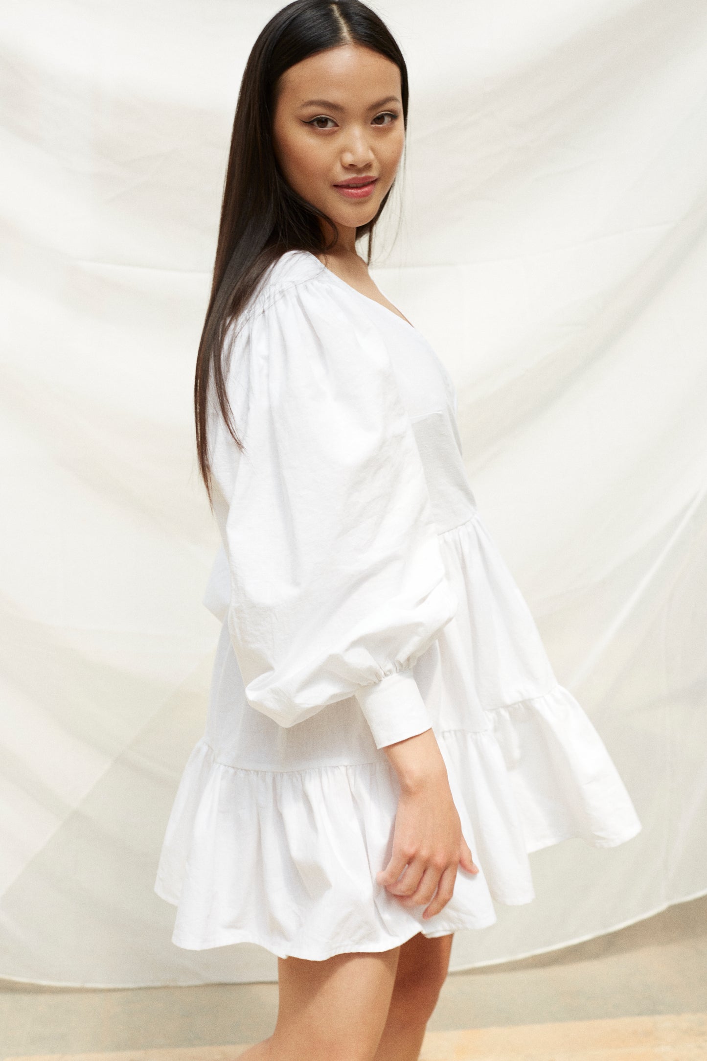 Lněné bílé řasené šaty - předobjednávka