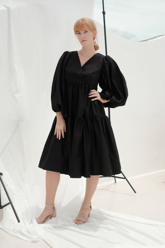 Schwarzes Kleid mit Faltenrock