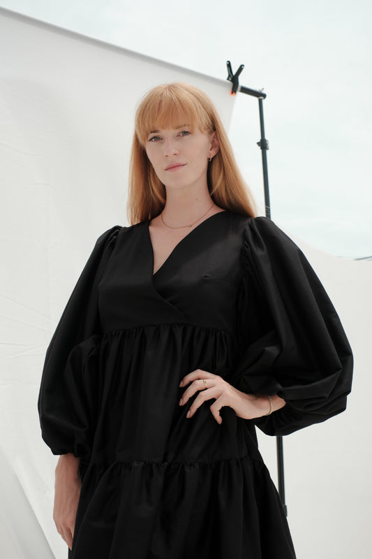 Schwarzes Kleid mit Faltenrock