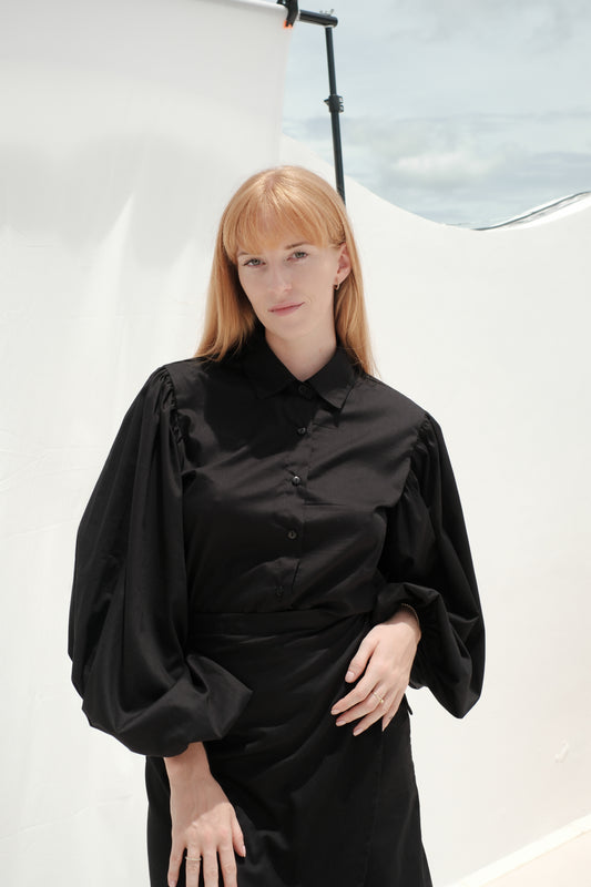 Hemd mit plissierten Ärmeln, schwarz